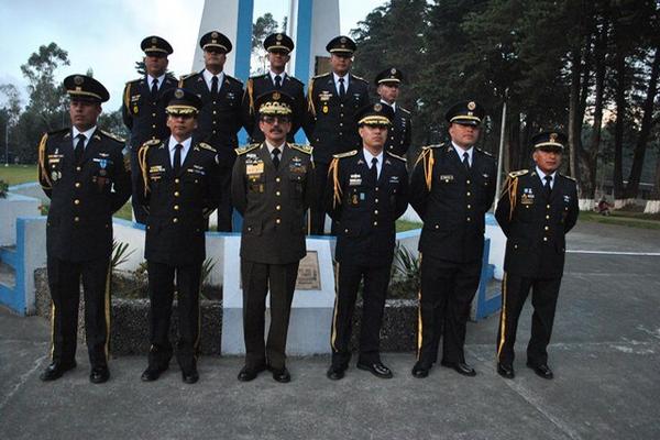 Los nueve oficiales ascendidos junto a autoridades de la Brigada de Montaña, en San Macos. (Foto Prensa Libre: Aroldo Marroquín) <br _mce_bogus="1"/>