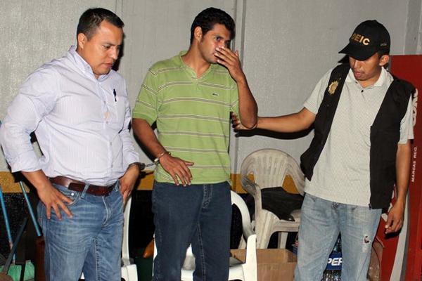 La PNC presentó a las dos personas detenidas. (Foto Prensa Libre: Julio Vargas)<br _mce_bogus="1"/>