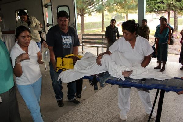 Trasladan al niño de 8 años que resultó con quemaduras al Hospital Santa Elena en Santa Cruz del Quiché. (Foto Prensa Libre: Oscar Figueroa)