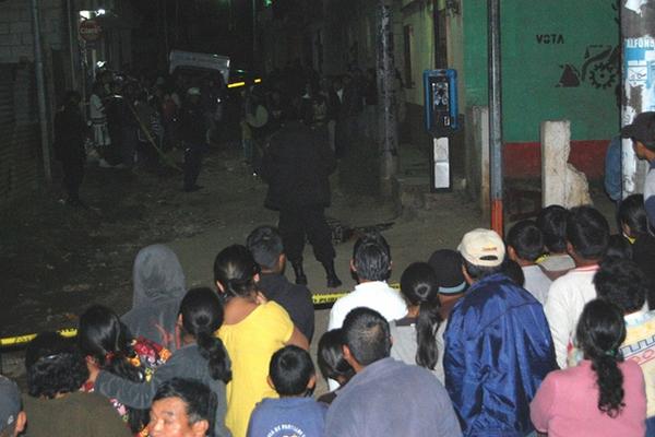 Dos hermanos fueron ultimados por sujetos que sin mediar palabra les dispararon, el hecho fue perpetrado en Chimaltenango. (Foto Prensa Libre: Víctor Chamalé)<br _mce_bogus="1"/>