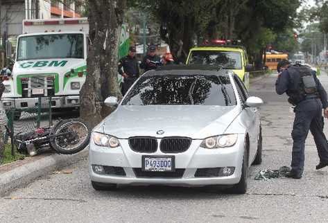 Agentes aparecen junto al automóvil  cuyo conductor repelió un atraco.