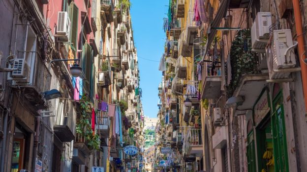 España le arrebató a Francia el control de Nápoles en 1504 y gobernó la ciudad hasta 1647 (foto de una calle actual). GETTY IMAGES