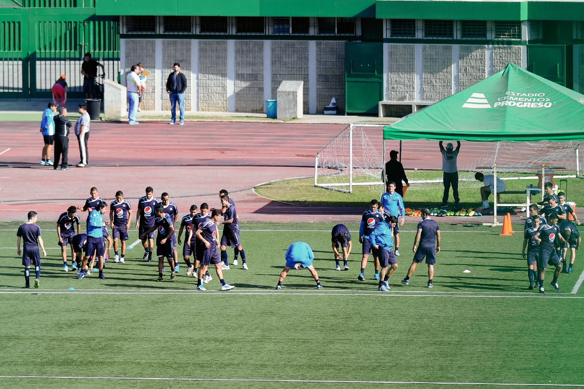 Los cremas se entrenaron este martes a puerta cerrada en el estadio Cementos Progreso. (Foto Prensa Libre: Francisco Sánchez).