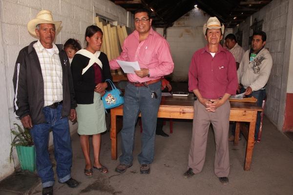 Juan Carlos Ochoa entrega incentivos económicos a Fidel López, y Florinda De León. (Foto Prensa Libre: Aroldo Marroquín)