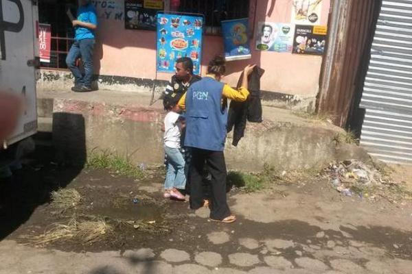 Empleada de la Procuraduría General de la Nación traslada a un albergue a dos los seis menores rescatados en Escuintla. (Foto Prensa Libre: Enrique Paredes) <br _mce_bogus="1"/>