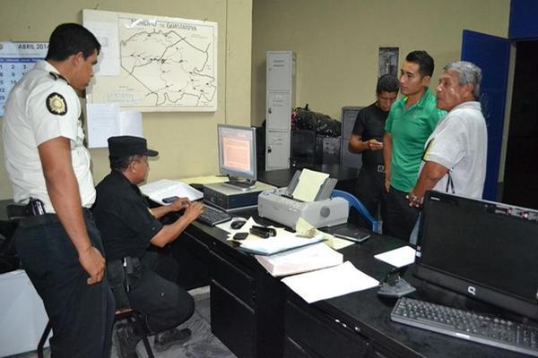 Árbitros de futbol de la primera división presentan denuncia de amenazas de muerte, en la Comisaría 53-11, de la Policía Nacional Civil de Guastatoya, El Progreso. (Foto Prensa Libre: Hugo Oliva)<br _mce_bogus="1"/>