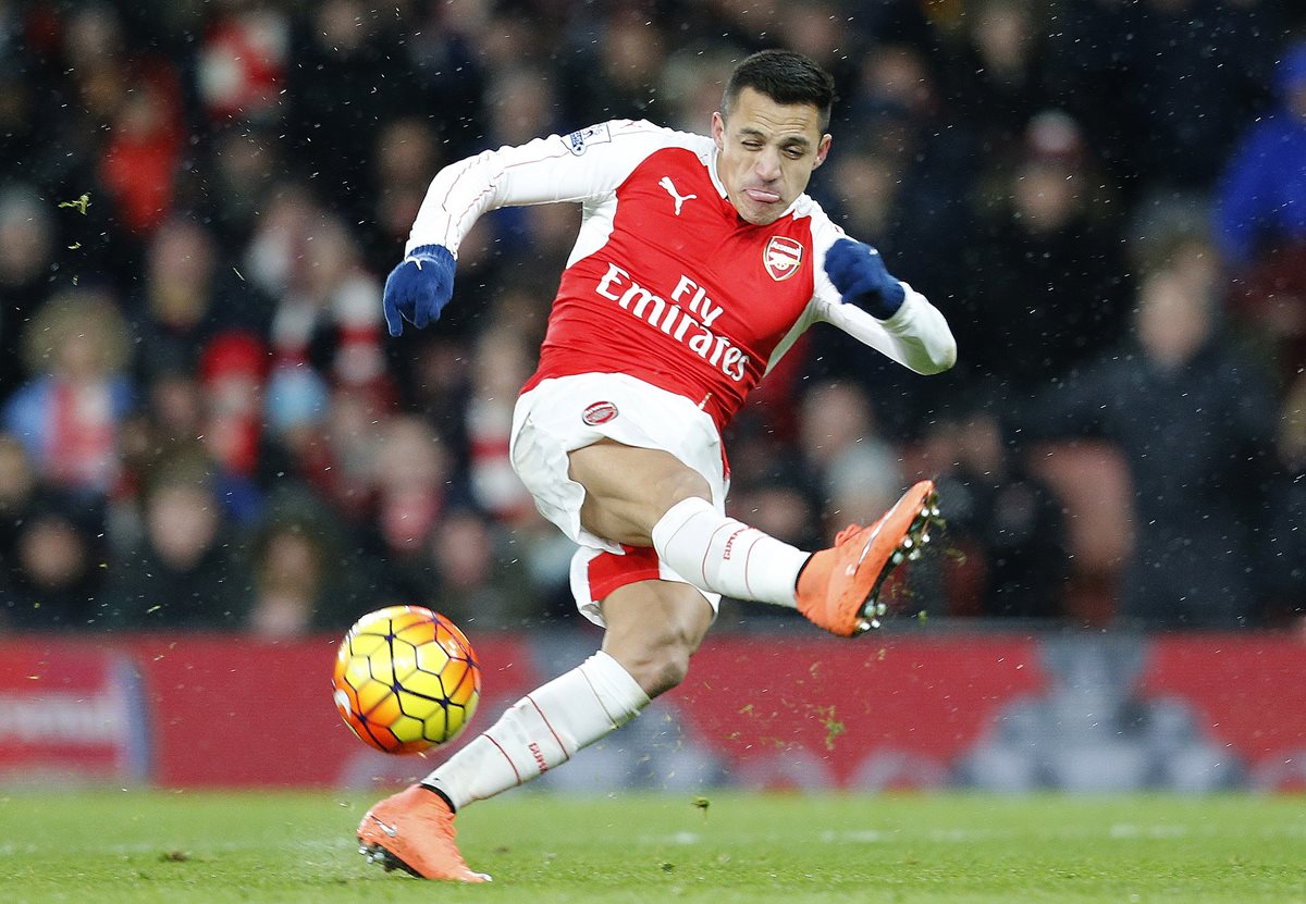 Alexis Sánchez durante un encuentro con el Arsenal en la Premier League. (Foto Prensa Libre: AP)