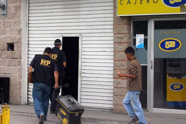 Agentes del MP acuden a recopilar evidencias del robo en una agencia bancaria de Sanarate. (Foto Prensa Libre: Hugo Oliva)