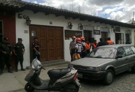 Una agencia bancaria ubicada en la Calzada Santa Lucía Sur, Antigua Guatemala fue asaltada, donde una persona falleció y dos resultaron heridas. (Foto Prensa Libre: Miguel López)