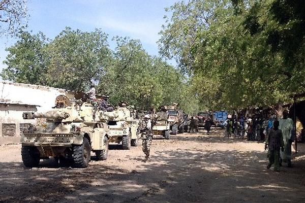 Soldados patrullan con vehículos militares en la ciudad camerunesa de Fotokol , en la frontera con Nigeria. (Foto Prensa Libre: AFP)