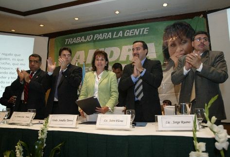 Jaime Martínez, secretario general de la Gana; Roberto Díaz-Durán y  Sandra Torres, binomio  presidencial; Jairo Flores, secretario general de la UNE, y Jorge Ruano, durante el acto. (Foto Prensa Libre: Érick Ávila).