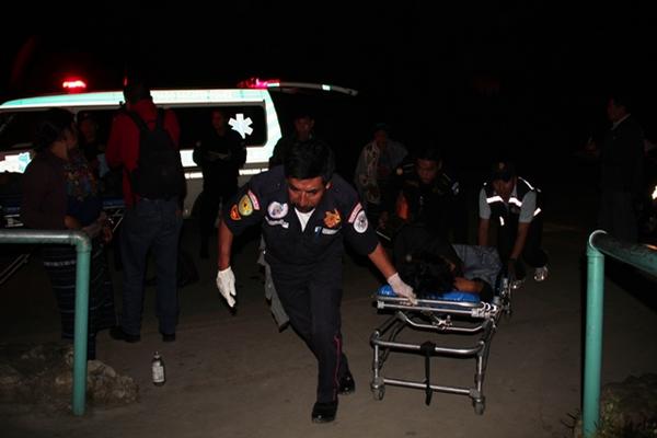 Bomberos Municipales ingresan al Hospital Nacional de Antigua Guatemala a los dos jóvenes heridos. (Foto Prensa Libre: Miguel López)<br _mce_bogus="1"/>