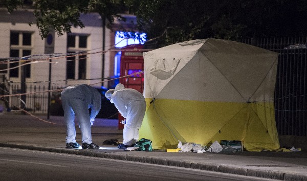 La Policía investiga en la escena donde una mujer estadounidense murió en un ataque.(Foto Prensa Libre: EFE)