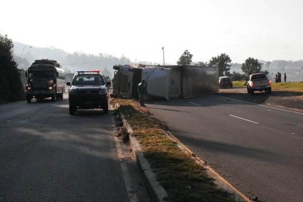 El accidente provocó atascos por varias horas en la ruta Interamericana. (Foto Prensa Libre: Ángel Julajuj)