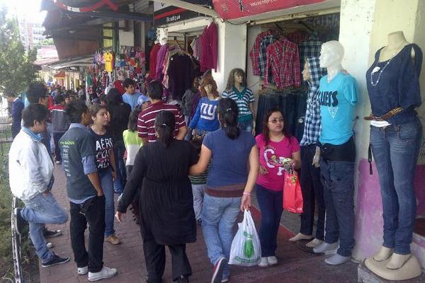 Cientos de personas hacen sus compras en los negocios de la 19 calle de la zona 3. (FOTO PRENSA LIBRE: Álvaro Interiano)<br _mce_bogus="1"/>