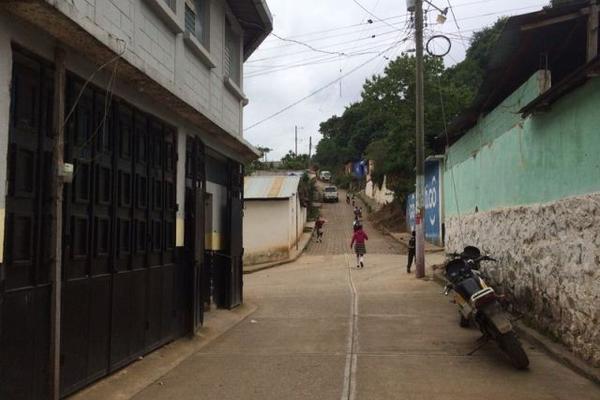 Dos motocicletas utilizan los agentes de la PNC de San Carlos Alzatate para patrullar las áreas urbana y rural. (Foto Prensa Libre: Hugo Oliva)