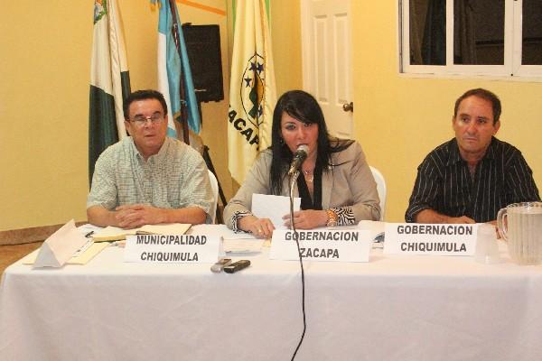 Humberto Penados, Carolina Orellana y   Herberth Carranza, durante la conferencia.