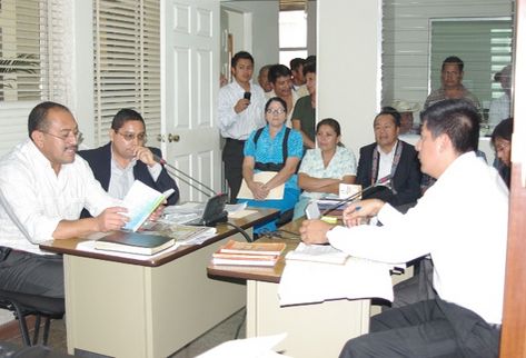 Sala de audiencias de Jutiapa en donde se lleva a cabo la diligencia judicial. El sacerdote católico -sentado con saco, segundo por la izquierda-. (Foto Prensa Libre: Oscar González)