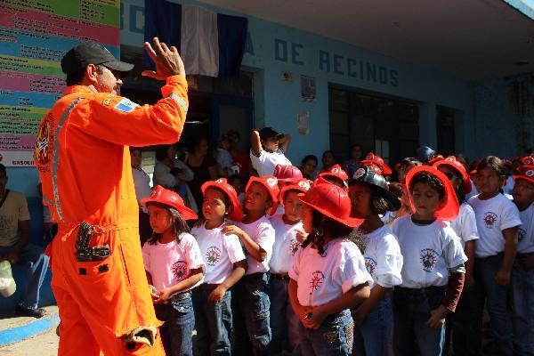 el instructor Gustavo Palma da indicaciones     a los niños que participaron en el curso.