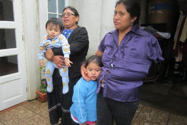 La abuela y la madre, con  los dos  niños  que fueron dejados en libertad ayer, en Sololá.