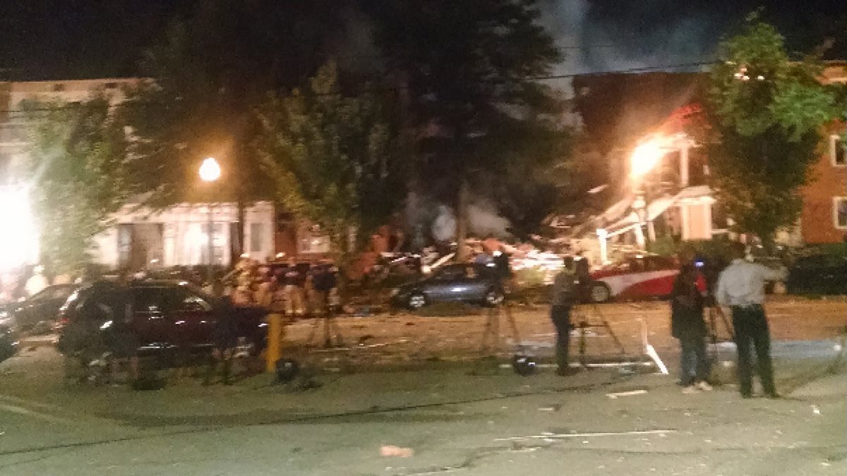 Una imagen del edificio derrumbado al menos en parte y varios escombros en la calle. (Foto Prensa Libre: AP)