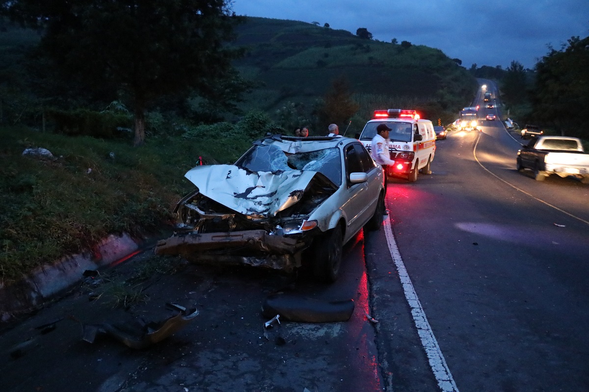 Ambos vehículos impactaron de frente, lo que ocasionó lesiones a los tripulantes del carro y la muerte del motorista. (Foto Prensa Libre: Renato Melgar)