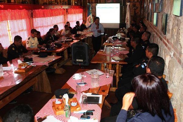 Representante de Copredh capacita a mandos de la PNC, en Tecpán Guatemala, Chimaltenango. (Foto Prensa Libre: José Rosales)