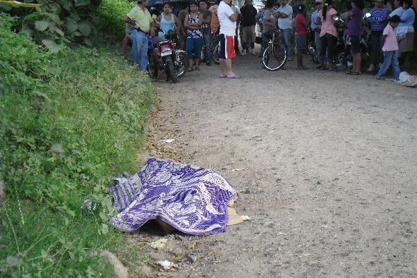 El cuerpo de la mujer fue localizado por vecinos en una calle de tierra del barrio La Reforma, Ipala. (Foto Prensa Libre: Edwin Paxtor)