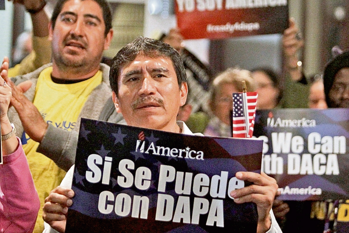 Indocumentados residentes en Estados Unidos protestan contra resolución de juez que bloqueó temporalmente medida que les beneficiaba.  (Foto Prensa Libre: AP)
