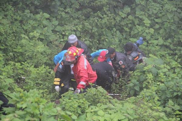 Socorristas rescatan a uno de los tres heridos en el accidente ocurrido en el kilómetro 172 de la ruta Interamericana, Totonicapán. (Foto Prensa Libre: Édgar Domínguez) <br _mce_bogus="1"/>