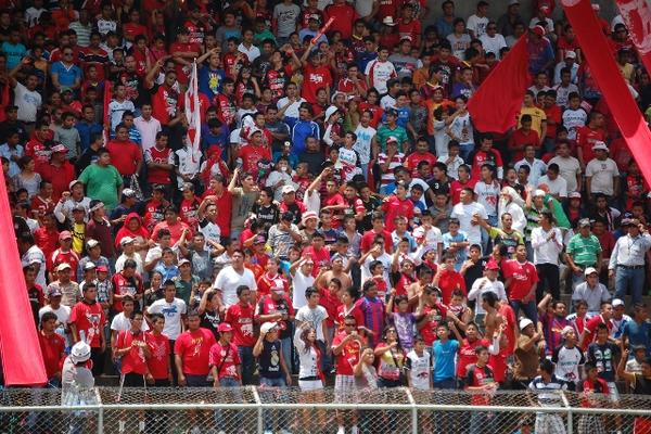 Aficionados coatepecanos con el mejor ingreso de la jornada 14. (Foto Prensa Libre: Alexander Coyoy)