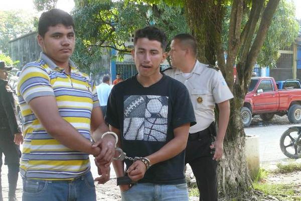 Los dos detenidos fueron consignados a los tribunales de Justicia. (Foto Prensa Libre: Edwin Perdomo)<br _mce_bogus="1"/>