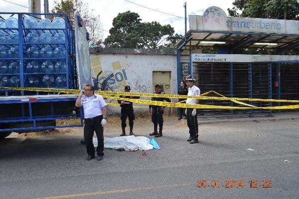 Autoridades acordonan el área  donde fue ultimado Eddy Salvador Vega.