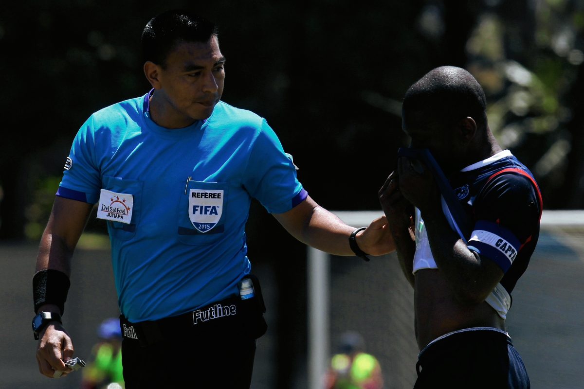 Walter López dirigió en la jornada 10 el partido entre Universidad y Xelajú. (Foto Prensa Libre: Óscar Felipe).