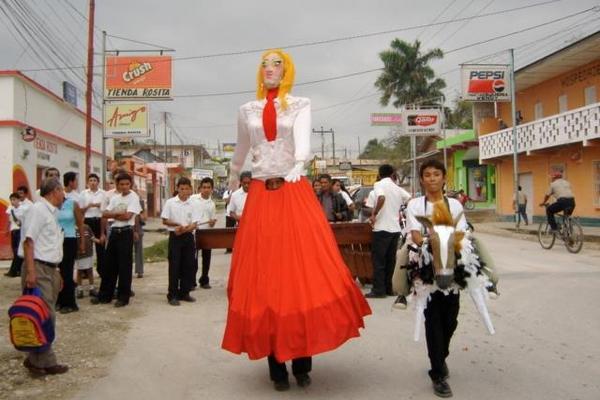 La Chatona es un personaje que frecuentemente es representado en desfiles populares de Petén. (Foto Prensa Libre: Archivo)