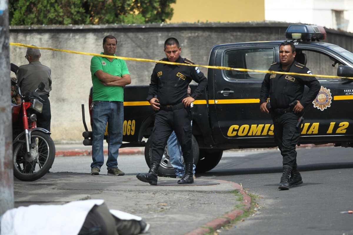 Un hombre murió en la zona 6, luego de recibir varios impactos de bala. (Foto Prensa Libre: Érick Ávila)