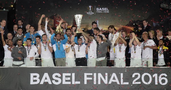 Sevilla celebra su quinto título de la Europa League y el tercero consecutivo. (Foto Prensa Libre: AFP)