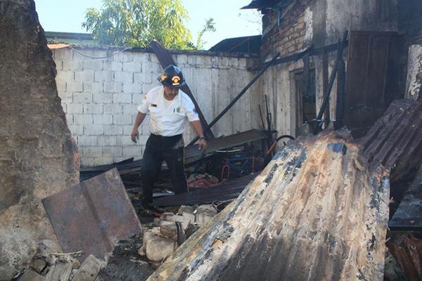 Rescatistas lograron evitar que el fuego se extendiera a otros dos inmuebles. (Foto Prensa Libre: Melvin Sandoval)