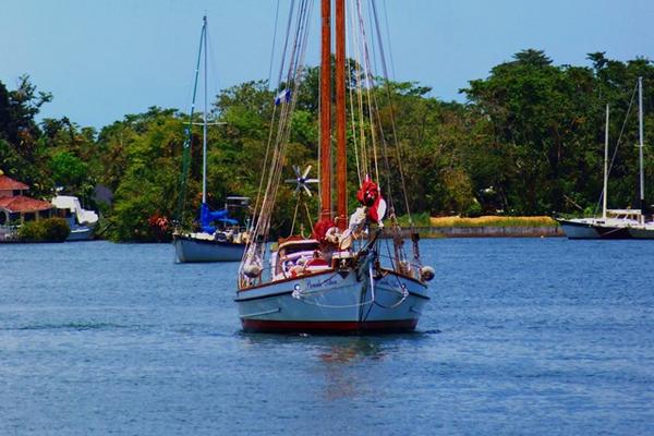 Como parte de las fotos dedicadas al país en septiembre, este lector nos comparte una postal del nororiente del país: Río Dulce, Izabal.