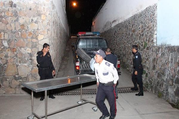 Agentes de la PNC ingresan el cadáver de Girón a la morgue. (Foto Prensa Libre: Hugo Oliva)<br _mce_bogus="1"/>