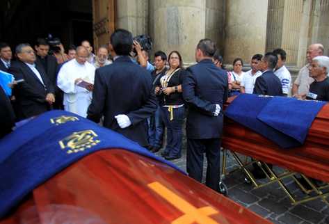 Feligreses ingresan a Catedral los restos de los prelados Juan Gerardi y Próspero Penados. (Foto Prensa Libre: Edwin Bercián)