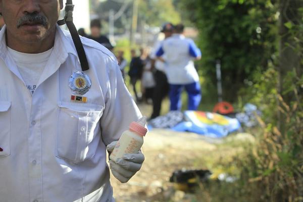 La madre fue atacada a balazos mientras cargaba a su bebé de seis meses. (Foto Prensa Libre: Erick Ávila)<br _mce_bogus="1"/>