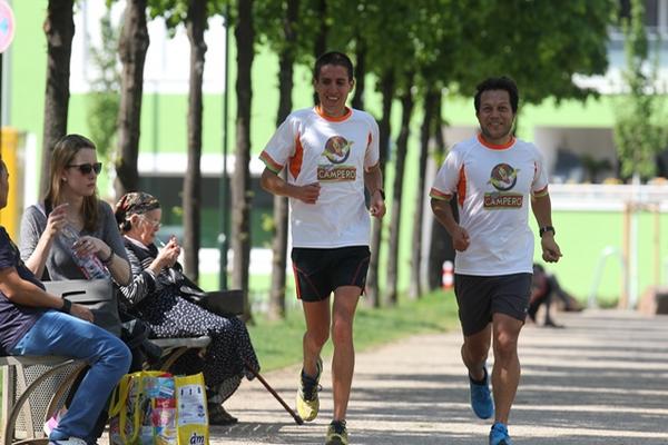 Luis Carlos Rivero corre junto a Carlos Trejo previo a participar en el maratón de Dusseldorf. (Foto Prensa Libre: Fernando López )