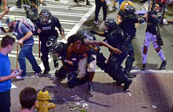 Un manifestante, (c) es detenido por la policía de Charlotte, Carolina del Norte.(Foto Prensa Libre: AP)