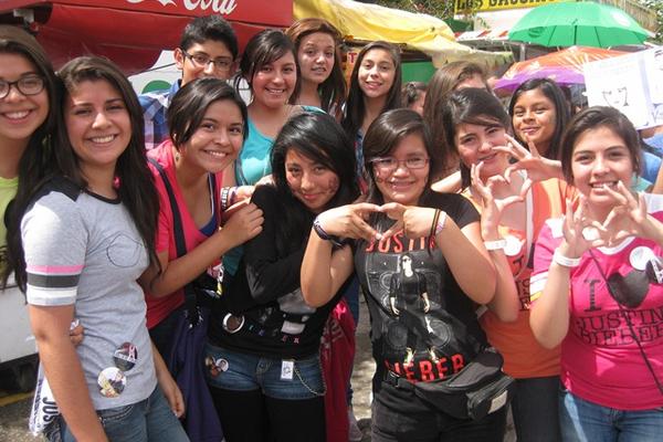 Cientos de jóvenes de diferentes partes del país esperan desde las 8 horas el concierto de Justin Bieber, esta noche (FOTO PRENSA LIBRE: BRENDA MARTÍNEZ).<br _mce_bogus="1"/>