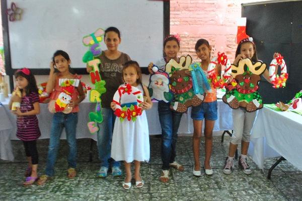 Parte del grupo que recibió el taller sobre cómo elaborar adornos navideños.