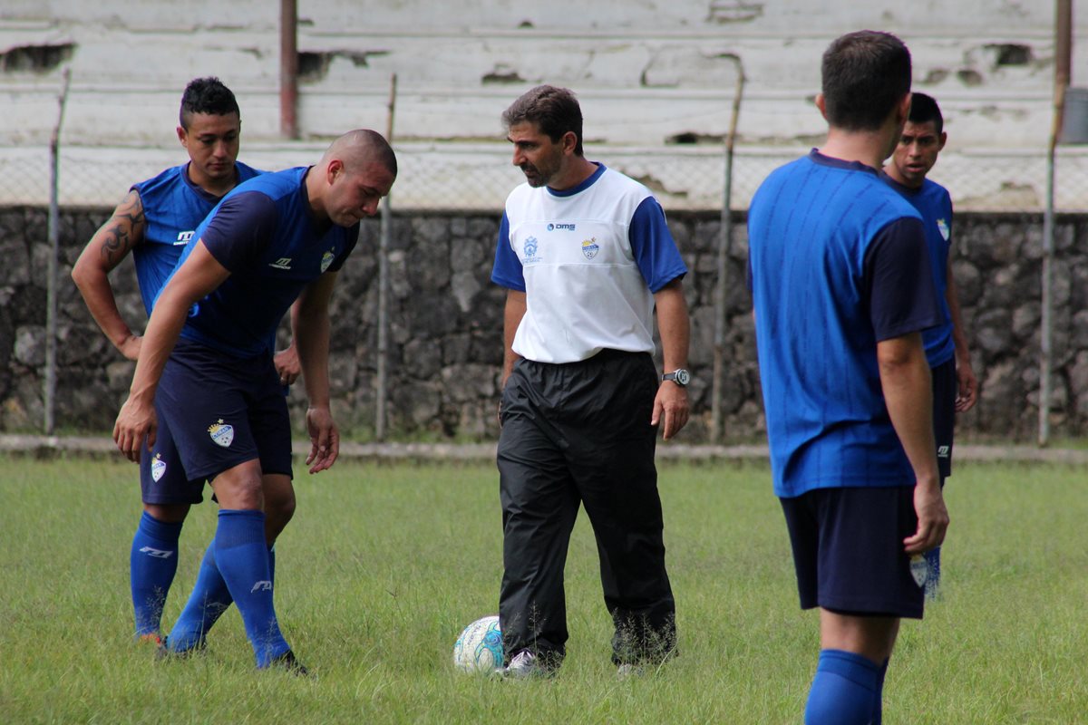 El técnico Fabricio Benitez da instrucciones en el trabajo de este jueves de Cobán Imperial. (Foto Prensa Libre: Eduardo Sam Chun)