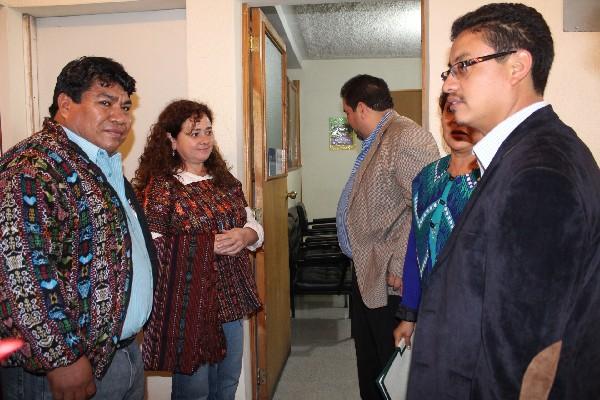 Gobernador García Chutá, junto a Claudia Paz y Paz, en la inauguración de sede del MP, en Sololá.