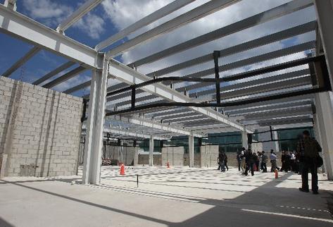 Los trabajos en la plaza se encuentran paralizados y las autoridades no explican qué pasará con la construcción.