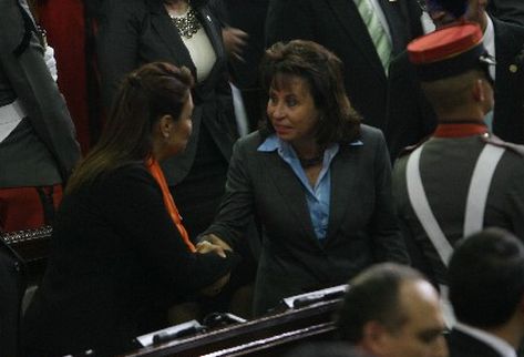 Roxana Baldetti —izquierda— y Sandra Torres  se saludan en el pleno del Legislativo el pasado 14 de enero. (Foto Prensa Libre: Archivo)